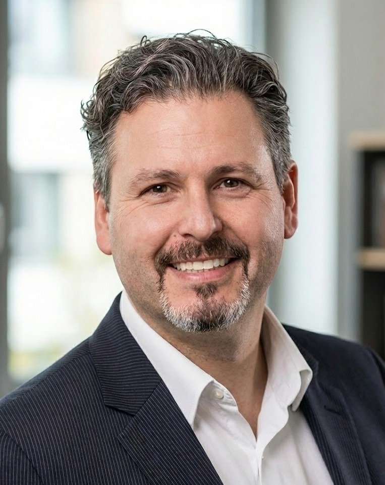 Mr Ricardo J Pacheco - Consultant Trauma & Orthopaedic Surgeon